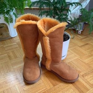 Like UGG, EMU Australia classic style sheepskin shoes